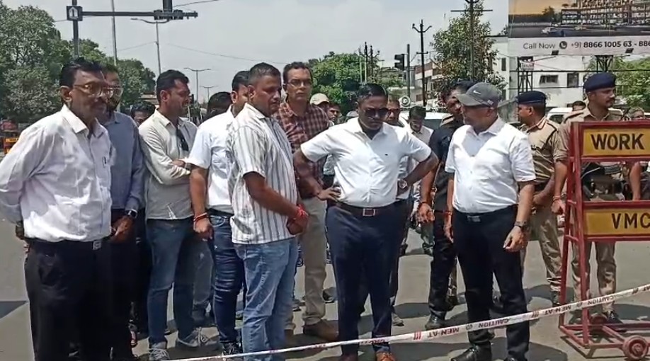 મ્યુ. કમિશનરને ગંધ આવતા રસ્તાના ખાડા પુરાવા ખુદ રસ્તા પર ઉતર્યા