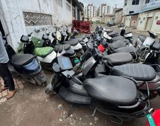 ઓલા સર્વિસ સેન્ટર પર ગ્રાહકોનું આક્રમક આંદોલન કર્મચારીઓ વર્કશોપ છોડીને ભાગ્યા 