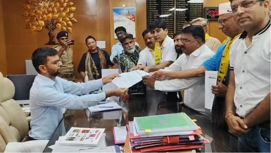આમ આદમી પાર્ટી દ્ધારા કલેકટર કચેરી ખાતે હેલ્મેટનો કાયદો પાછો ખેંચવા અંગે આવેદનપત્ર આપી રજૂઆત