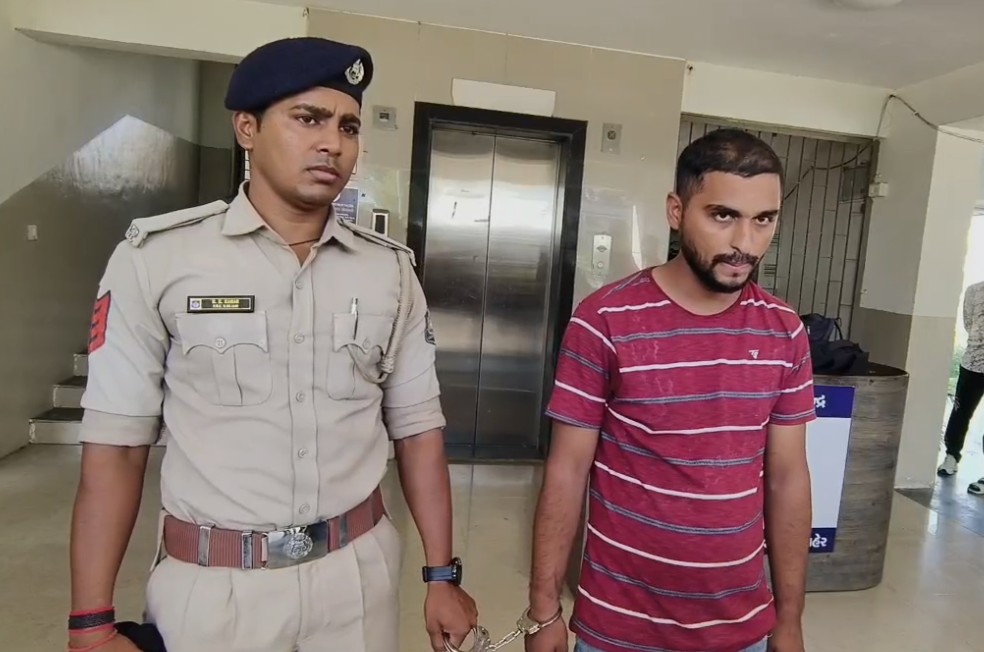 દિપેન પટેલ મર્ડર કેસનો આરોપી હાર્દિક પ્રજાપતિ વડોદરા કોર્ટમાંથી પોલીસને ચકમો આપીને ફરાર 