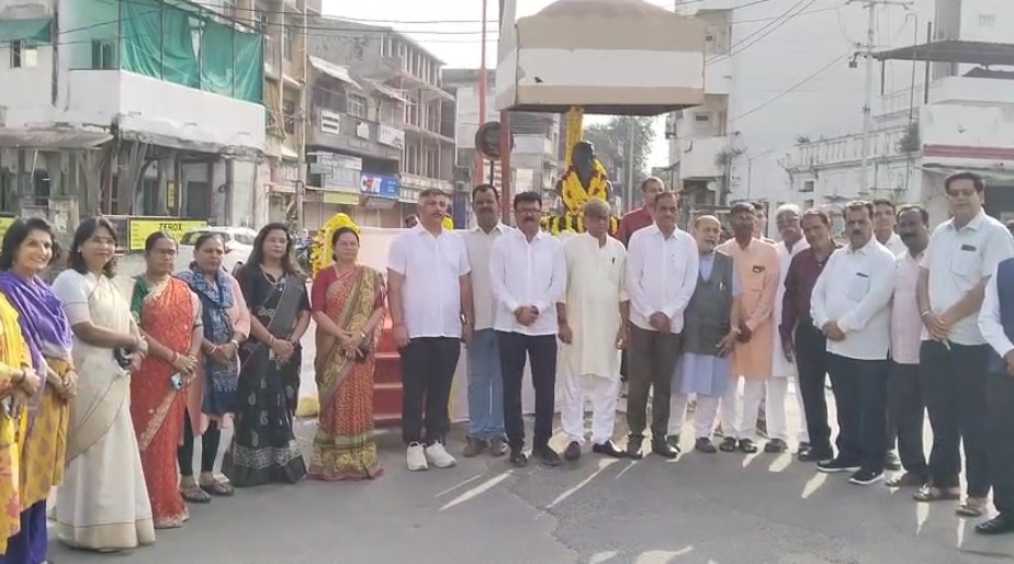 ભૂદાન આંદોલનના સુત્રધાર સંત વિનોબા ભાવેની 130 મી જન્મજયંતિ નિમિતે પાલિકા દ્વારા પુષ્પાંજલિ