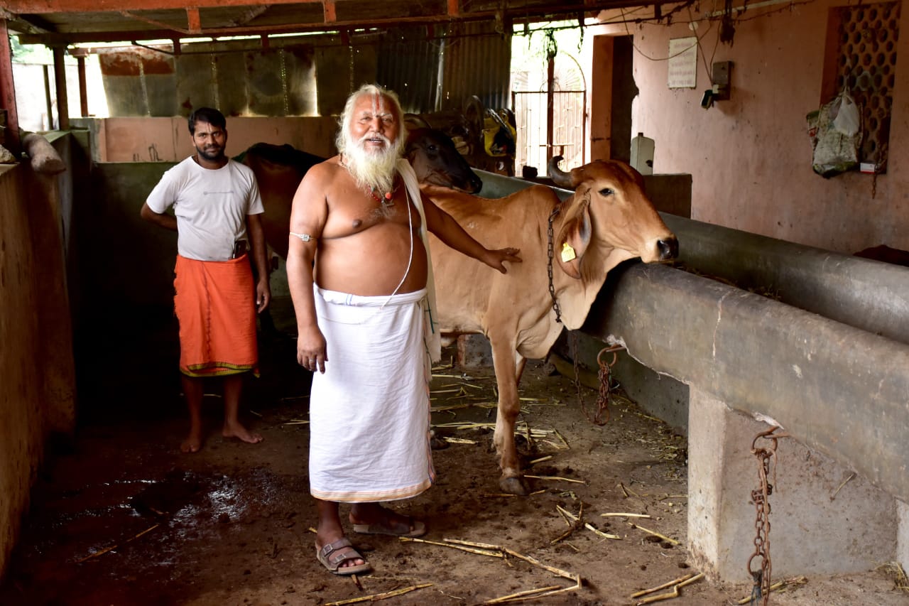 વડોદરા જિલ્લાના રેવા કિનારે આવેલા કહોણા ગામના રામાનંદ સેવા આશ્રમમાં આધ્યાત્મિકતા અને પ્રાકૃતિક ખેતીનો અદભૂત સંગમ