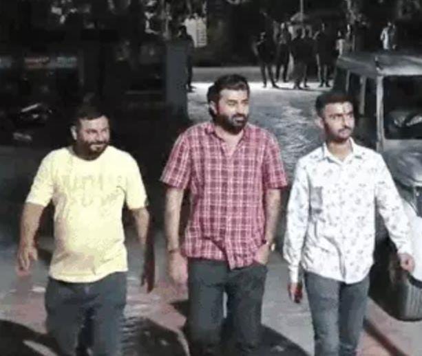 લોક કલાકાર દેવાયત ખવડે તાલાલા પોલીસ સમક્ષ મઘરાતે સરેન્ડર: 17 સપ્ટેમ્બર, 2025 સુધી દેવાયત ખવડના રિમાન્ડ મંજૂર