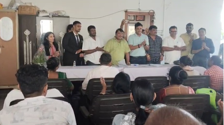 જન્મદિવસે માનવતા મહેકી: રાજેશ આયરેએ દિવ્યાંગ દંપતીઓને સોંપ્યું સન્માનનું પ્રતિક