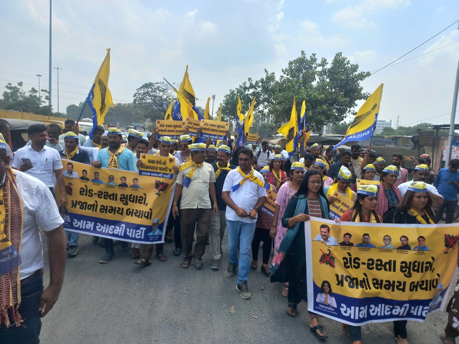 ખાડા ચારેકોર છે, ભાજપ વાળા ચોર છે નારા સાથે આમ આદમી પાર્ટીની પદયાત્રા યોજાઈ