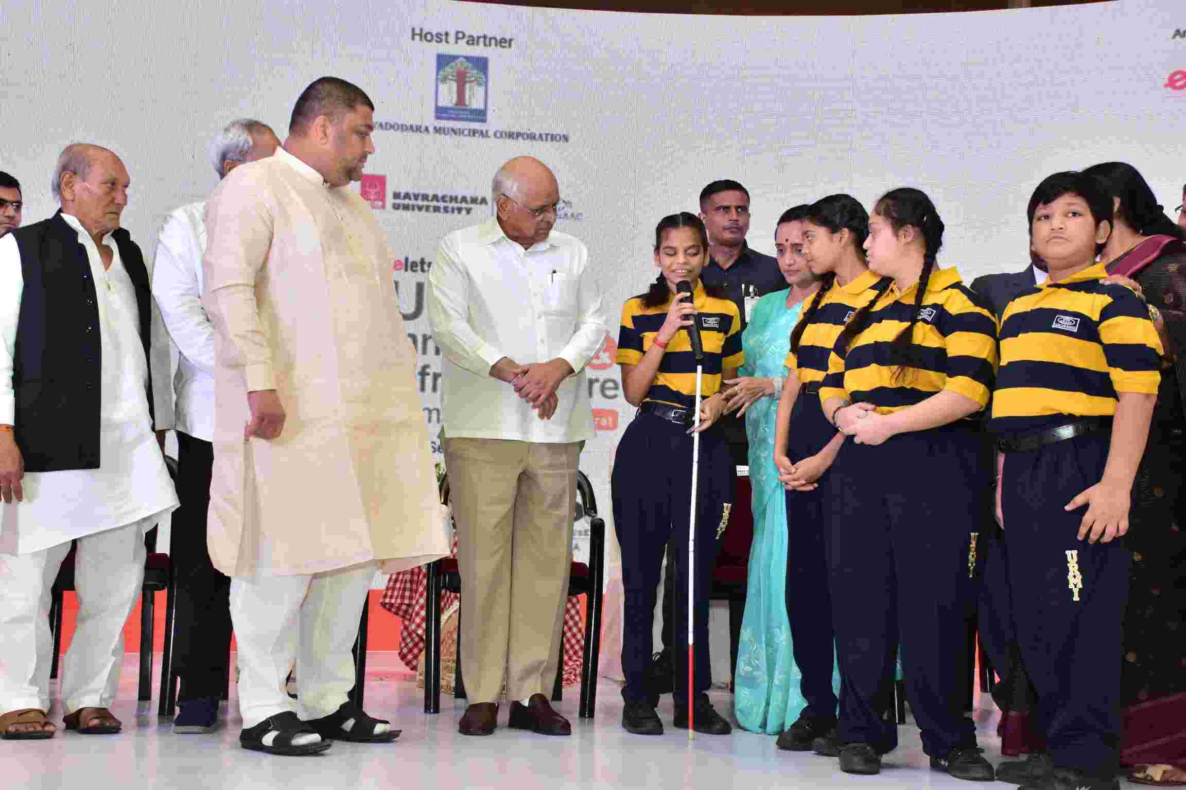 મુખ્યમંત્રી ભૂપેન્દ્ર પટેલની ઋજુતાના થયા દર્શન, પ્રજ્ઞાચક્ષુ બાળકીને માઇક આપી સાંભળી વાત 