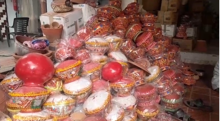 વડોદરાના બજારમાં અવનવી ગરબીઓનું તૈયાર વેચાણ જોવા મળ્યું
