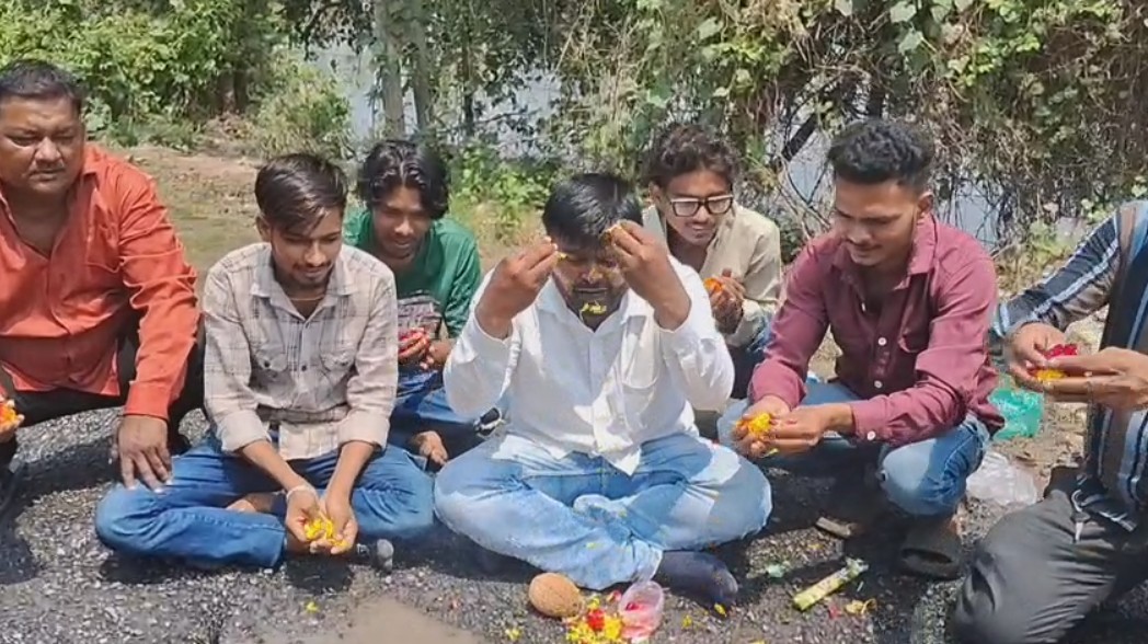 વડોદરા : ઉંડેરા ગામ ના રસ્તા ઉપર ખાડાઓ પડી જતા સામાજિક કાર્યકર્તાએ ખાડા દેવની પૂજા કરી તંત્રને જગાડવાનો પ્રયાસ કર્યો છે.