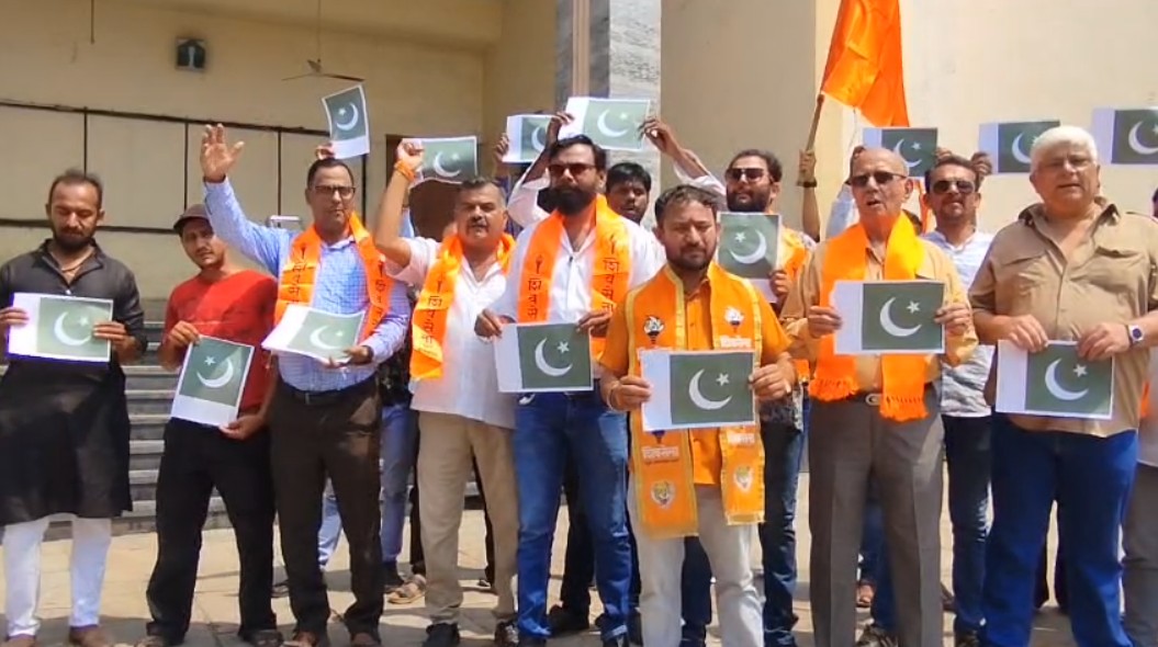 ક્રિકેટ રમવાની મંજુરી શિવસૈનિકો દ્વારા ગાંધીનગર ગૃહ ખાતે આંદોલન કરવામાં આવ્યું