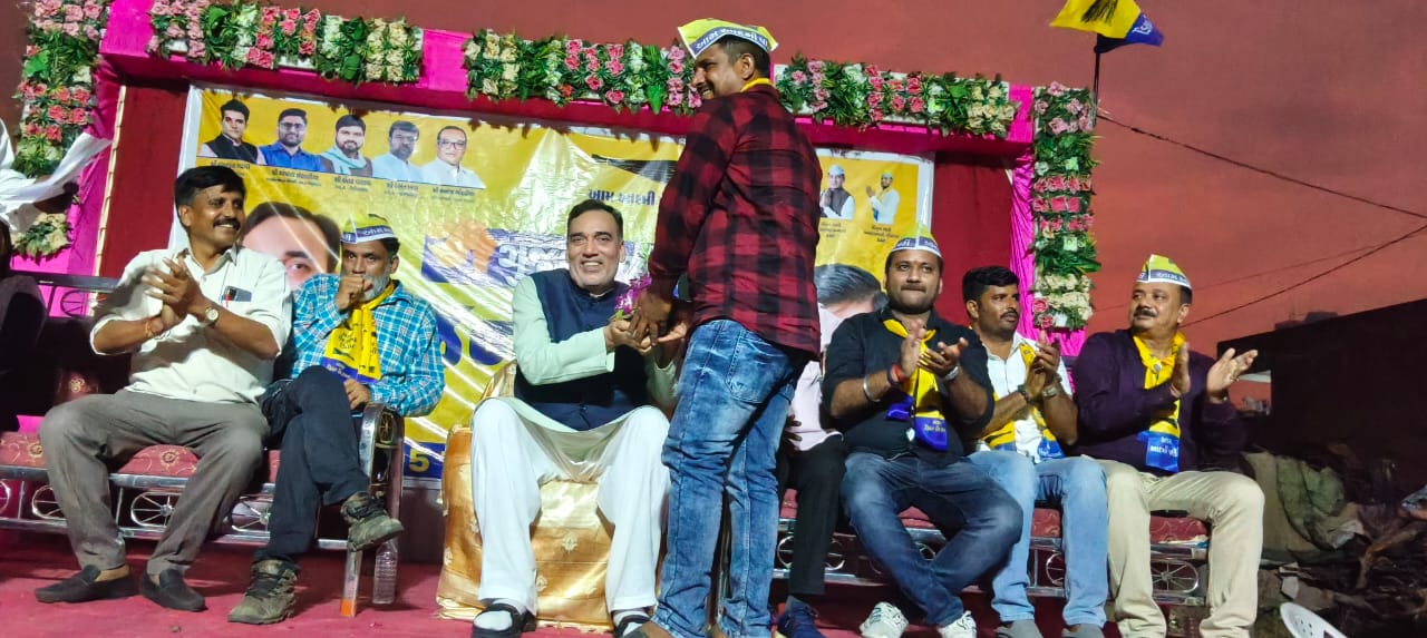 વડોદરા કોર્પોરેશનની ચુંટણી નજીક આવતા જ ભાજપના ગઢમાં ગાબડા પડવાની શરુઆત