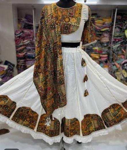 પીકચર પ્રિન્ટ ચણિયા ચોળી, ખાલી બોર્ડર પર પ્રિન્ટ વાળા ચણિયાચોળીનો ટ્રેન્ડ