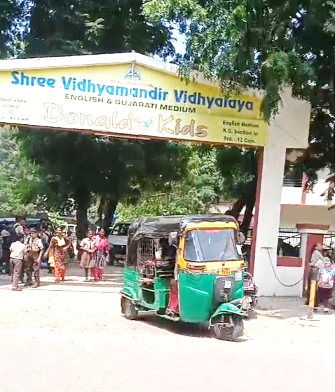 ગોત્રીની વિદ્યામંદિર સ્કૂલમાં વાન અને રિક્ષામાં બાળકોની જીવના જોખમે મુસાફરી
