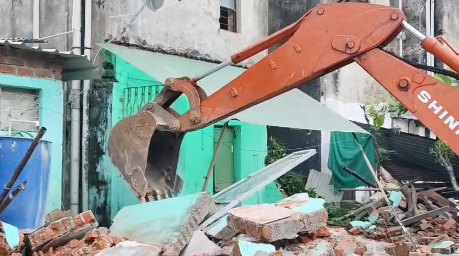 વડોદરામાં ગેરકાયદેસર દબાણો પર પાલિકાનો ડંડો