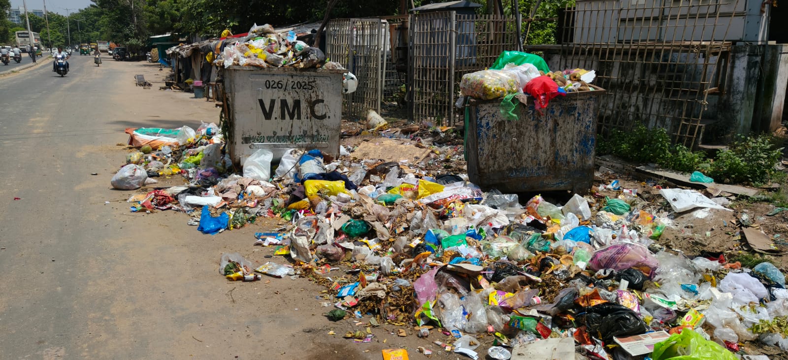 આરાધના સિનેમા રોડ પર કચરા પેટી છલકાતા રસ્તા પર કચરાનો ઢગલો