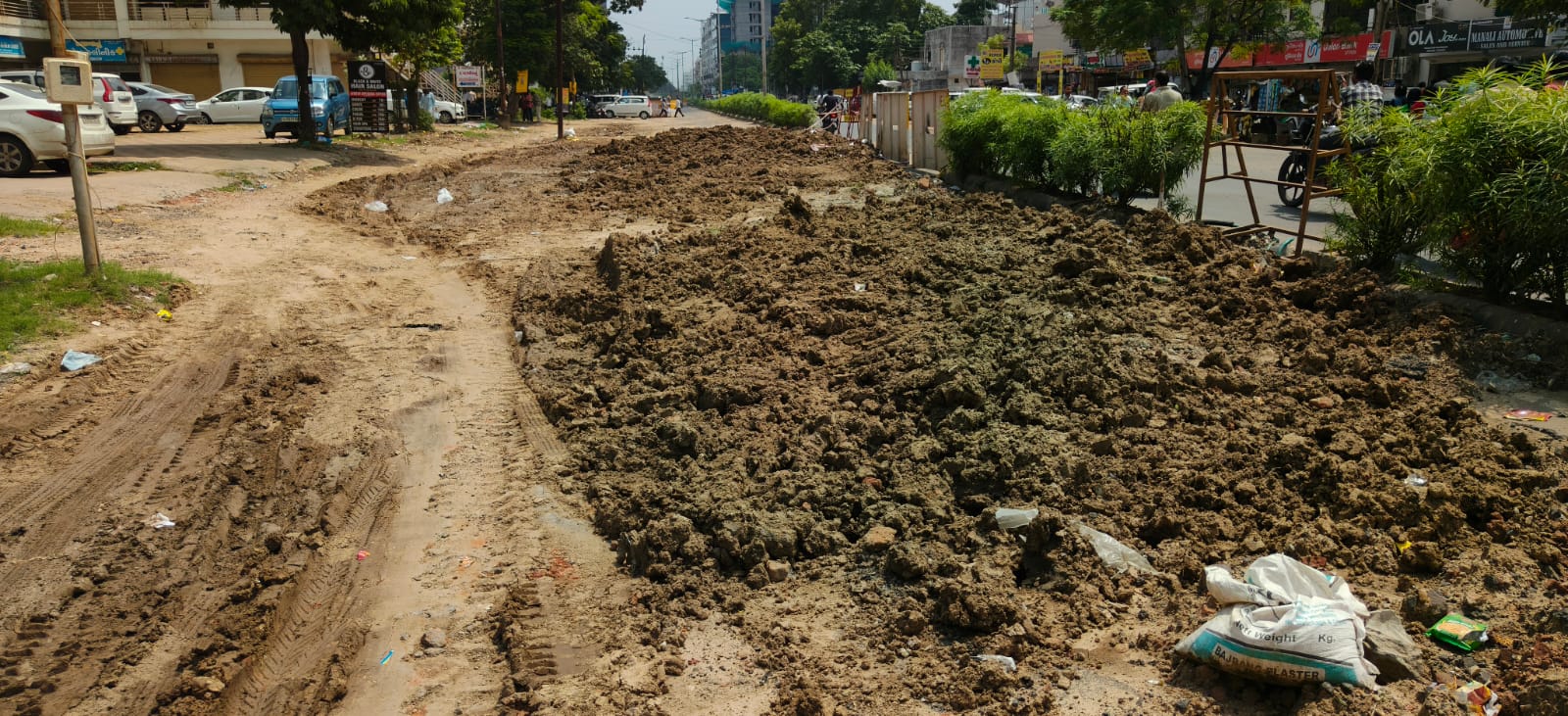 પરિવાર ચાર રસ્તા પાસે રોડ ખોદકામથી રહીશો અને વાહનચાલકો પરેશાન