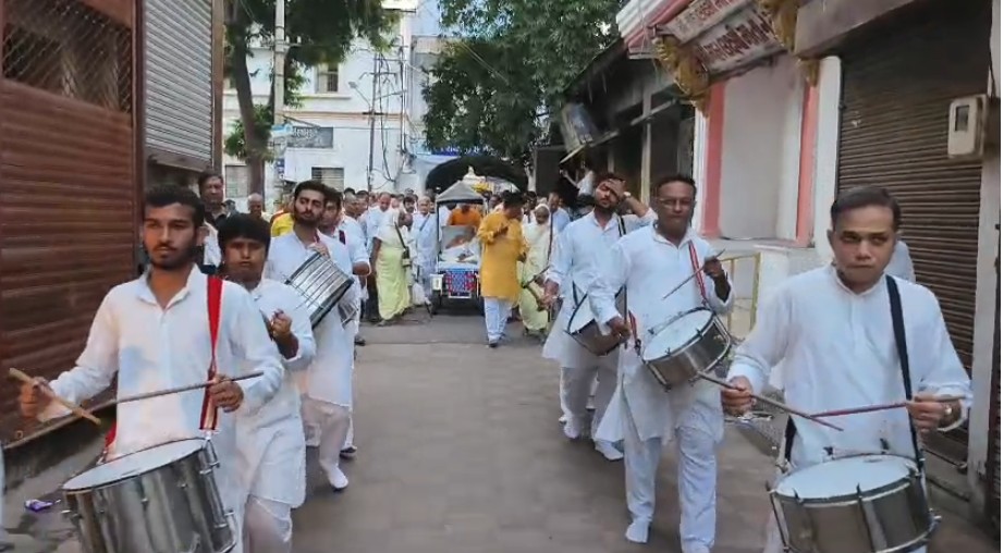 વલ્લભ સ્મૃતિમાં  ઘડિયાળી પોળ ખાતે મુર્તિ સ્થાપીત કરવામાં આવી: જાની શેરી થી રથમાં મુર્તિ લઈ વિશાળ વરઘોડો નીકળ્યો