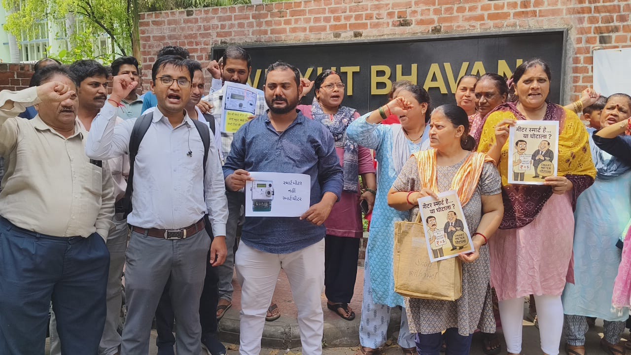 અકોટા વિસ્તારના રહેવાસીઓએ રેસકોર્સ વિધુત ભવન ખાતે કર્યો વિરોધ