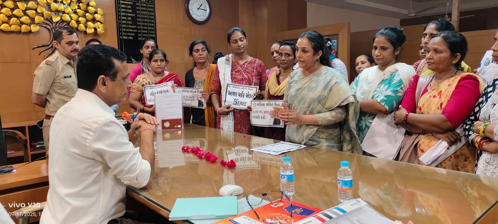 વડાપ્રધાનના જન્મદિવસે આશા વર્કરોની પડતર માંગણીઓ સાથે કલેકટર કચેરીએ આવેદનપત્ર