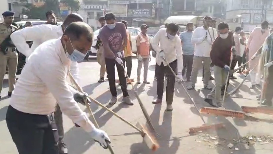 સ્વચ્છ રોડ પર ઝાડુ ફેરવીને નેતાઓનો સ્વચ્છોત્સવનો પ્રારંભ 