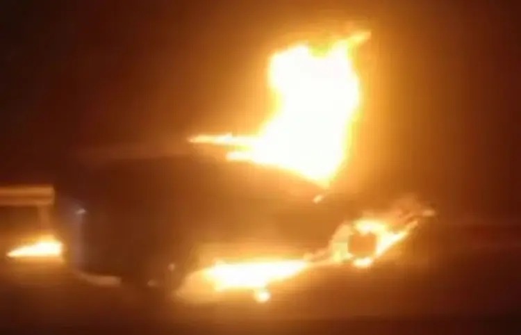 અમદાવાદ-મુંબઈ હાઇવે પર કારમાં આગ