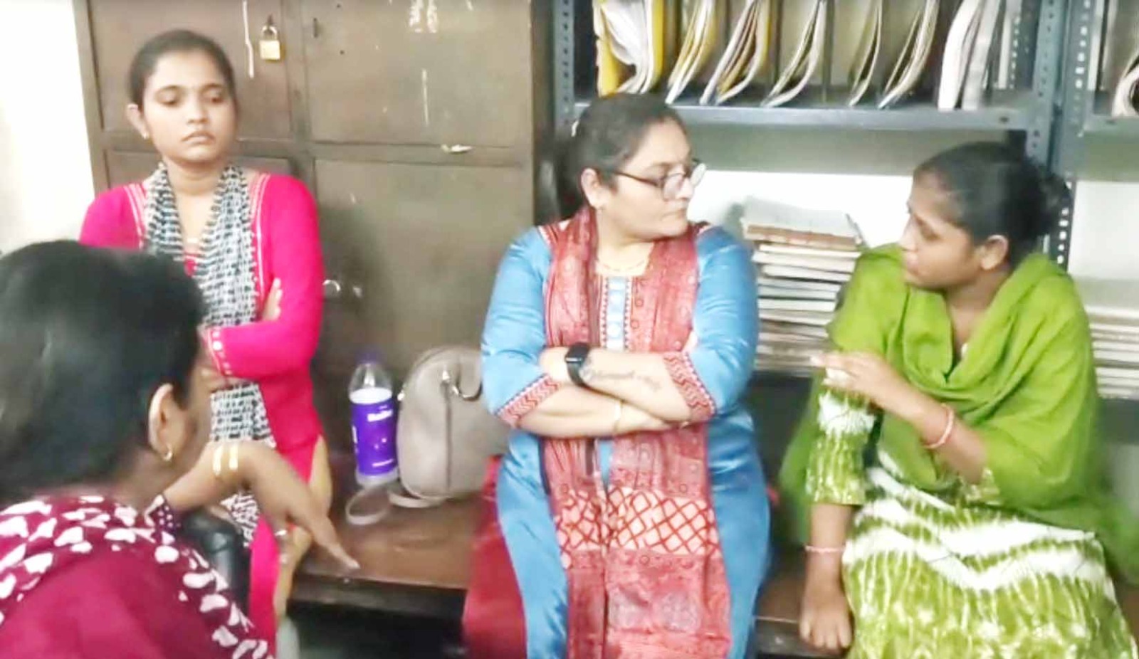 મેયરે પ્રેક્ષક ગેલેરીમાં સરલા અને સંધ્યાને જોતા જ પરસેવાથી રેબઝેબ