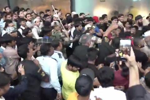 દિલ્હીમાં એપલ ખરીદનાર લોકો સ્ટોરની બહાર લાઈન લગાવી