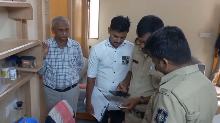 કારેલીબાગ આમ્રપાલી સોસાયટીમાં બપોરના સમયે લૂંટારું ત્રિપુટી દ્વારા મકાનમાં રહેતા પરિવારના સભ્યોને બેભાન કરી લૂંટવાનો પ્રયાસ 