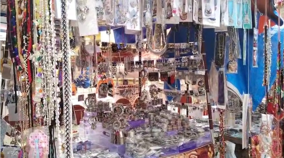 નવરાત્રિનું કાઉન્ટ ડાઉન શરૂ થતાં બજારોમાં ચણિયાચોળી, ઓક્સોડાઇઝ જ્વેલરી સહિતની ખરીદી નિકળતાં વેપારીઓ આનંદિત 