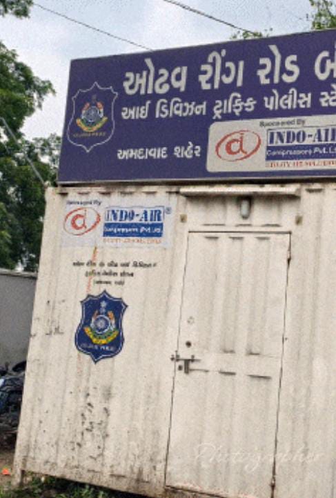 મુંબઈમાં રત્નનો વેપાર કરતા વેપારીને અમદાવાદના ચાર પોલીસ કર્મચારીએ લૂંટી લીધા