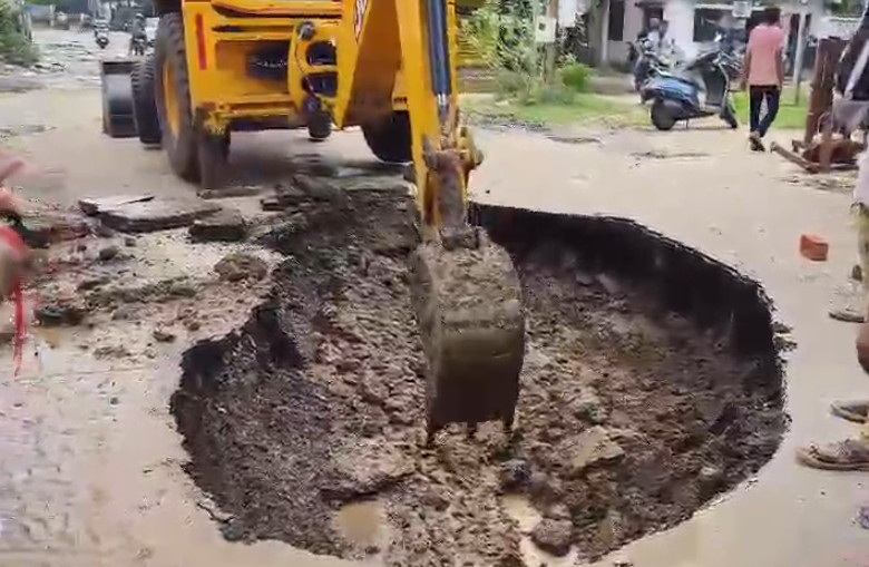 વોર્ડ નંબર આઠમાં ભૂવો પડતાં સ્થાનિકોમાં રોષ 