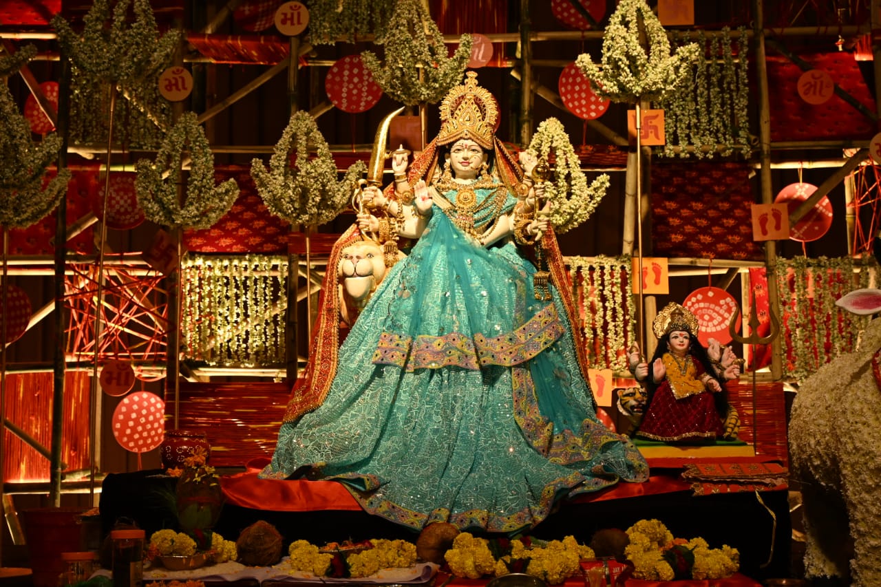 વિશ્વવિખ્યાત નવલખી ગ્રાઉન્ડ ખાતે શરૂ થયેલા વડોદરા ફેસ્ટિવલ નવરાત્રી મહોત્સવમાં ખેલૈયાઓને તિલક કરી ને એન્ટ્રી 