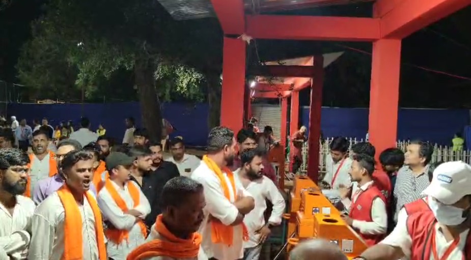 વિશ્વ હિન્દુ પરિષદ અને બજરંગ દળના કાર્યકર્તાઓ શહેરના ઉપર ગરબા ગ્રાઉન્ડ ઉપર જશે અને વિધર્મી હશે તો બહાર કાઢશે