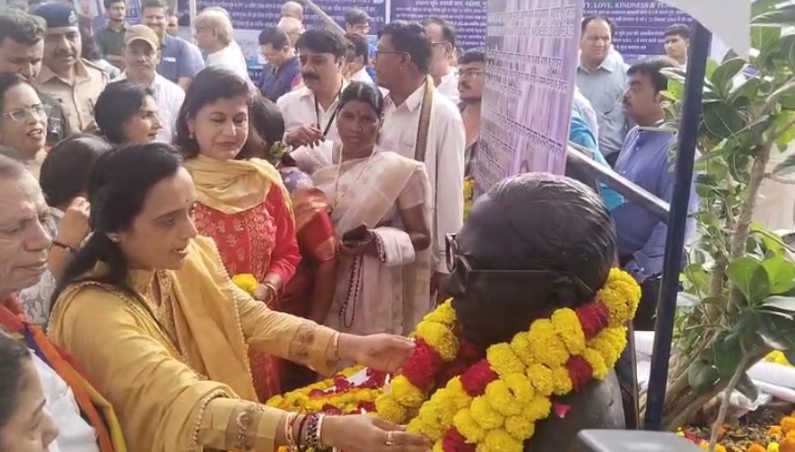 મહાનગરપાલિકા દ્વારા ડો. બાબાસાહેબ આંબેડકર સંકલ્પ ભૂમિ સ્મારક ખાતે મેયર પિન્કી સોનીના વરદ હસ્તે પુષ્પાંજલિ અર્પણ કરવામાં આવી   