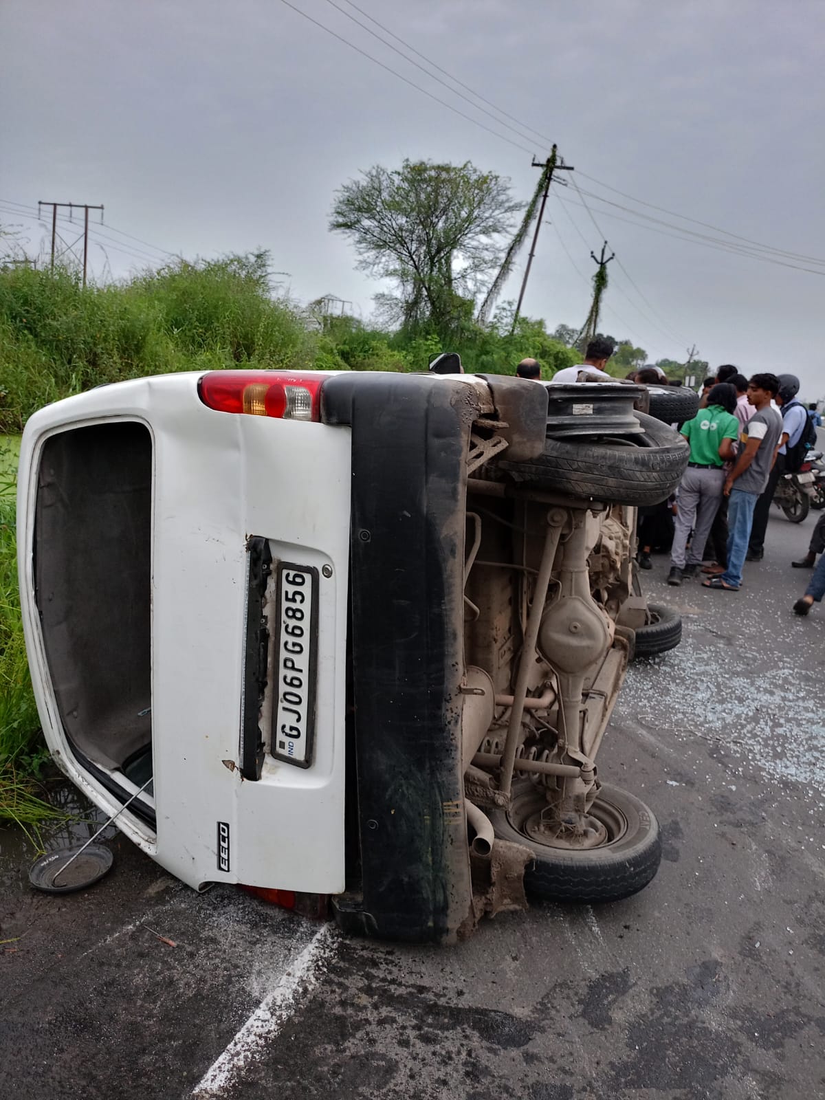 ખાનગી શાળાની ઇક્કો વાન વાઘોડિયા તરફના માર્ગ પર પલટી ખાતા વિદ્યાર્થીઓ ઇજાગ્રસ્ત