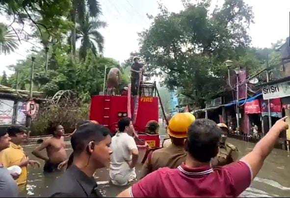 કોલકાતામાં રાતોરાત ધોધમાર વરસાદ ખાબક્યો જનજીવન ખોરવાયુ 