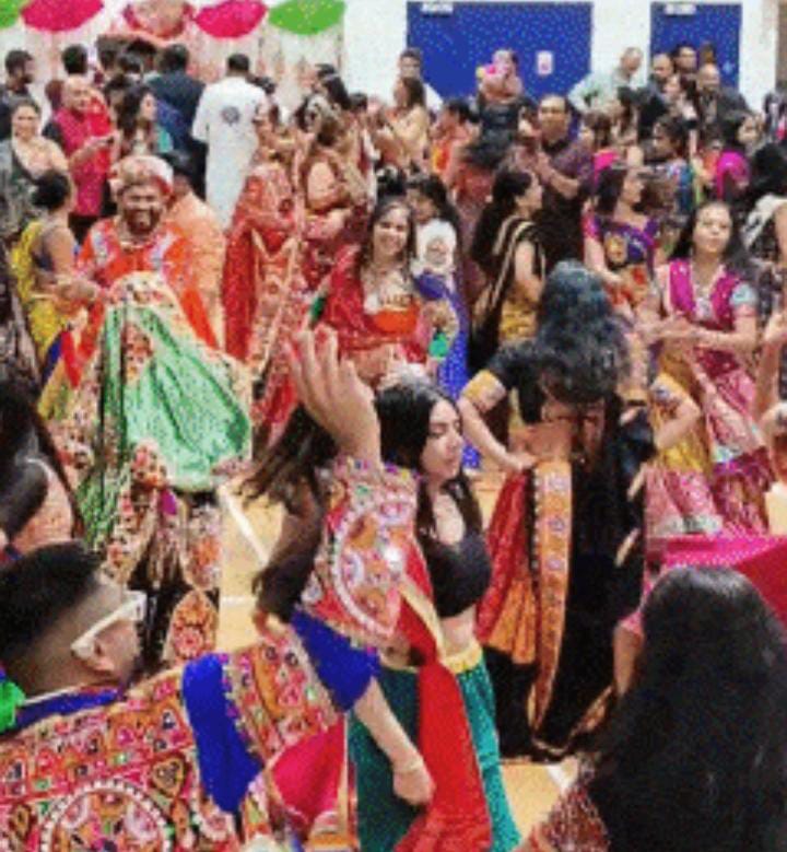 લંડનમાં ઓકિંગ્ટન મેનોર પ્રાઇમરી સ્કૂલના હોલમાં નવરાત્રિનું ભવ્ય આયોજન