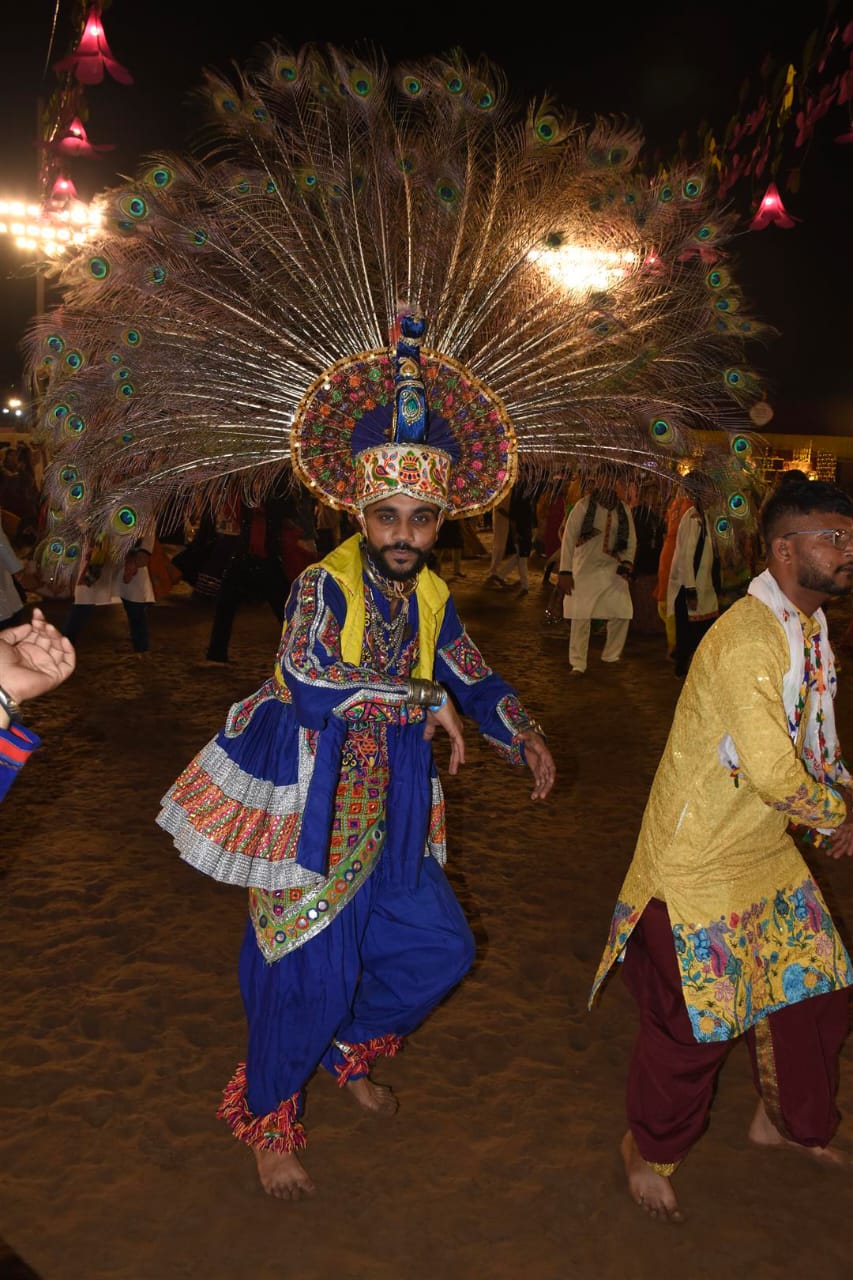 સંસ્કારનગરી વડોદરામાં ગરવી ગુજરાતની અનોખી સોડમ પ્રસરાવતા વડોદરા વાઈબ્રન્ટ નવરાત્રીનું ભવ્ય આયોજન થઇ રહ્યું છે. 