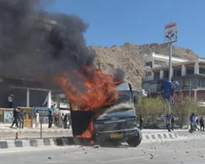 લદાખને પૂર્ણ રાજ્યનો દરજ્જો આપવા સીઆરપીએફના વાહનને આગ ચંપી