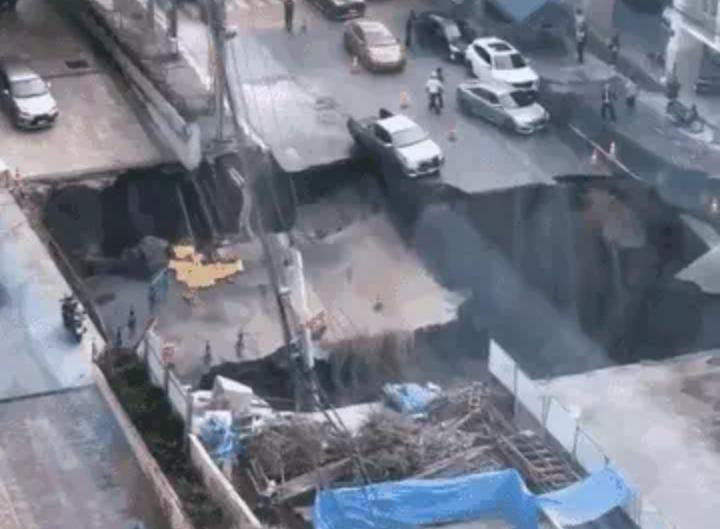 બેંગકોકમાં આખેઆખો રોડ બેસી ગયો ને 50 મીટરનો ભુવો પડ્યો