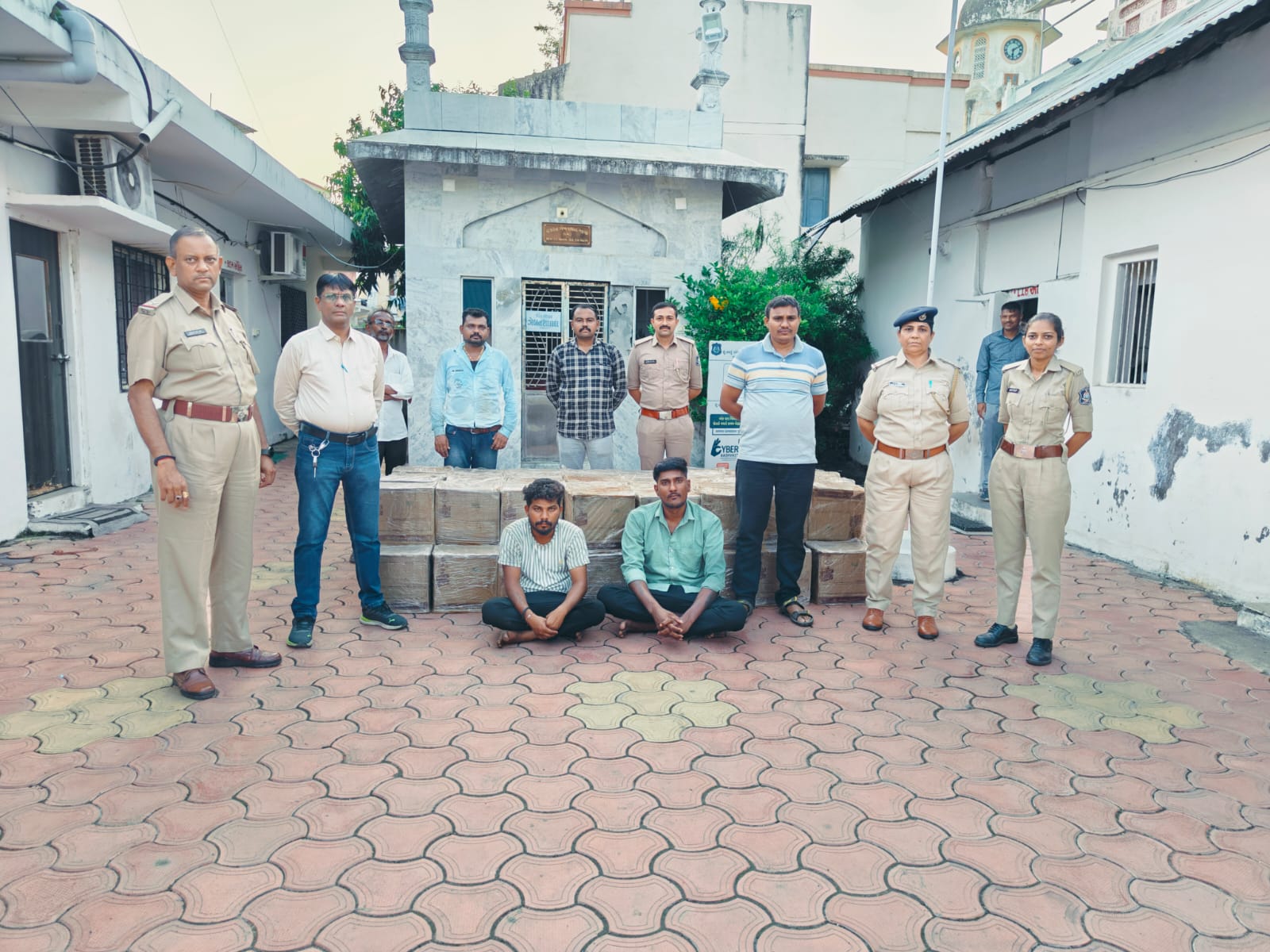 વિદેશી શરાબના જથ્થા ભરેલા ટેમ્પો સાથે વરણામાં પોલીસે બે શખ્સોની અટકાયત કરી 19.35 લાખ ઉપરાંત મુદ્દામાલ કબજે કર્યો 