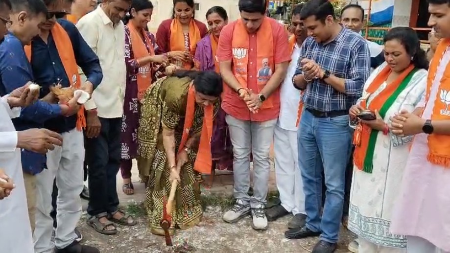 પંડિત દીનદયાળ ઉપાધ્યાયના જન્મદિવસ નિમિત્તે વોર્ડ નં 5 માં ભારતીય જનતા પાર્ટી દ્વારા વિવિધ કાર્યક્રમનું આયોજન કરવામાં આવ્યું