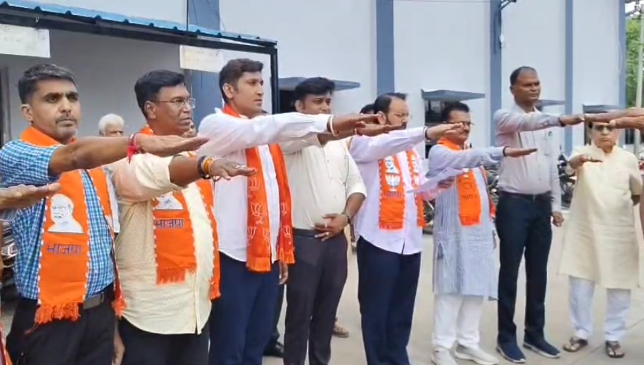 પંડિત દિનદયાળ ઉપાધ્યાયની જન્મજયંતી નિમિત્તે વડોદરાના સાંસદ ડો. હેમાંગ જોષી દ્વારા વૃક્ષારોપણ, હેલ્થ કેમ્પ જેવા અનેક કાર્યક્રમો યોજાયા 