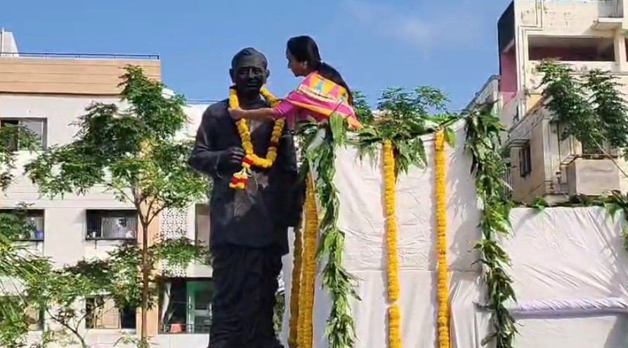 પંડિત દીનદયાળ ઉપાધ્યાયની જન્મજયંતી નિમિત્તે વડોદરા મહાનગરપાલિકા દ્વારા આજવા રોડ ખાતે કાર્યક્રમ યોજાયો હતો.