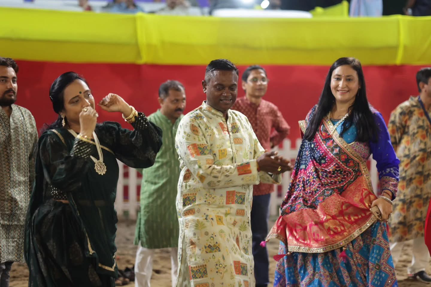 ગરબાનો રંગ મને લાગ્યો રે લોલ