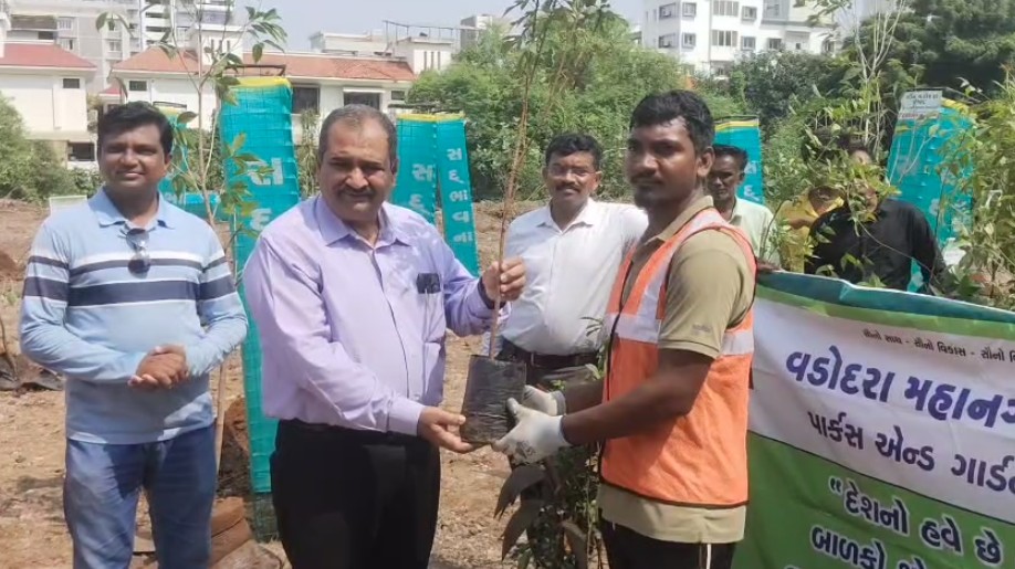 એક પેડ માં કે નામ કાર્યક્રમ અંતર્ગત વડોદરાના ભાયલી વિસ્તારમાં વૃક્ષારોપણ 