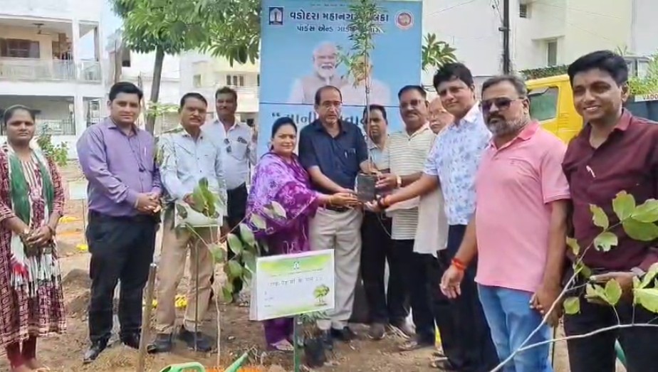 મહાનગરપાલિકા દ્વારા દક્ષિણ ઝોન ખાતે સ્વચ્છતા સેવા અંતર્ગત એક પેડ માં કે નામ 2.0 વૃક્ષારોપણ કાર્યક્રમનું આયોજન કરવામાં આવ્યું 