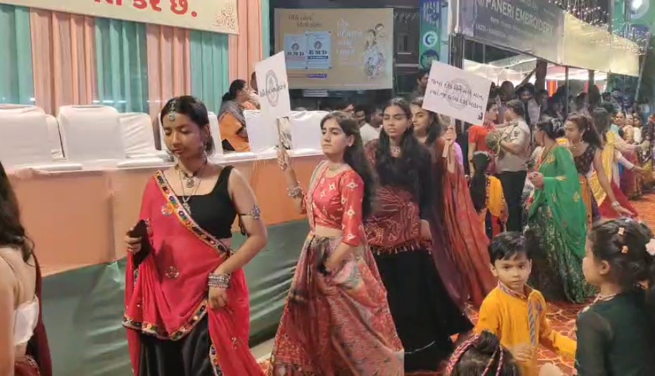 જય શ્રી અંબે નવરાત્રી રાસ ગરબા મંડળ દ્વારા બેટી બચાવો, બેટી પઢાવો જેવી થીમ પર વિશેષ ગરબા મહોત્સવ યોજાયો