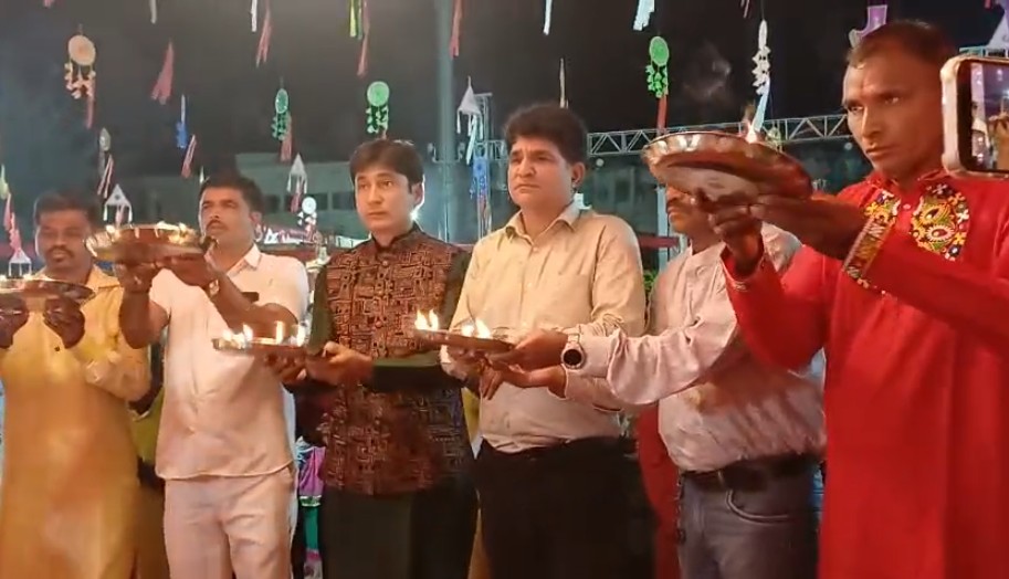 માં અંબા ગરબા મહોત્સવના ગરબામાં આમ આદમી પાર્ટીના પ્રદેશ પ્રમુખ ઈશુદાન ગઢવી ઉપસ્થિત રહી  માં અંબે ની આરતી કરી