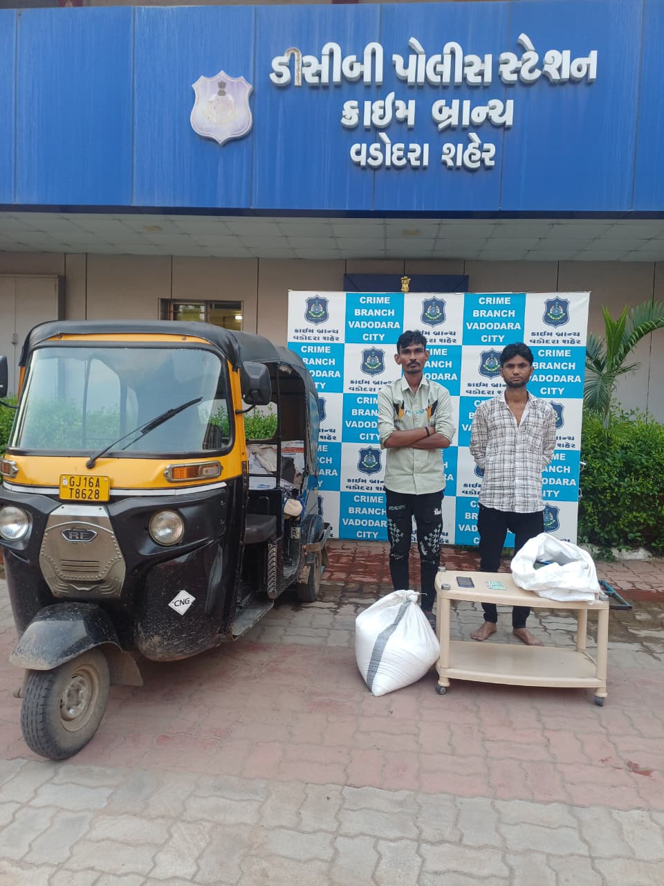 ઈલોરાપાર્ક વિસ્તારમાં દુકાનોના શટર તોડી ચોરી કરનાર રીઢા આરોપી સહિત બે શખ્સો ઝડપાયા