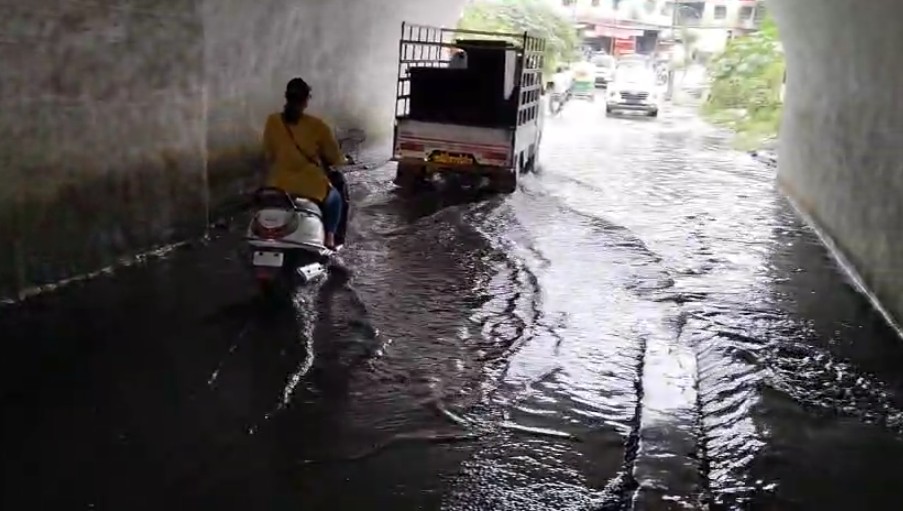 દિનેશ મિલ ઘરનાળુ વગર વરસાદે ભરાઈ ગયું.
